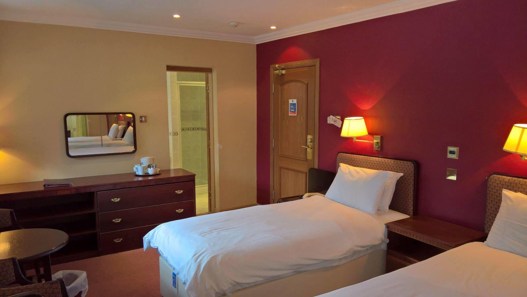 Dean Park Hotel Kirkcaldy Exteriör bild